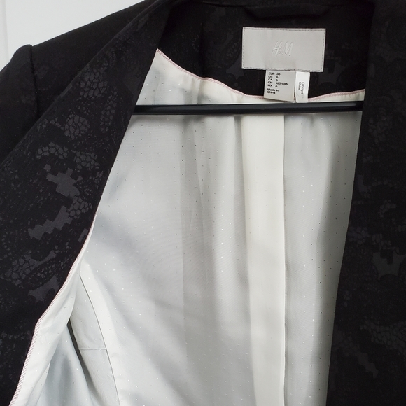 H&M Patterned Blazer with Ruched Sleeves. - Picture 4 of 7